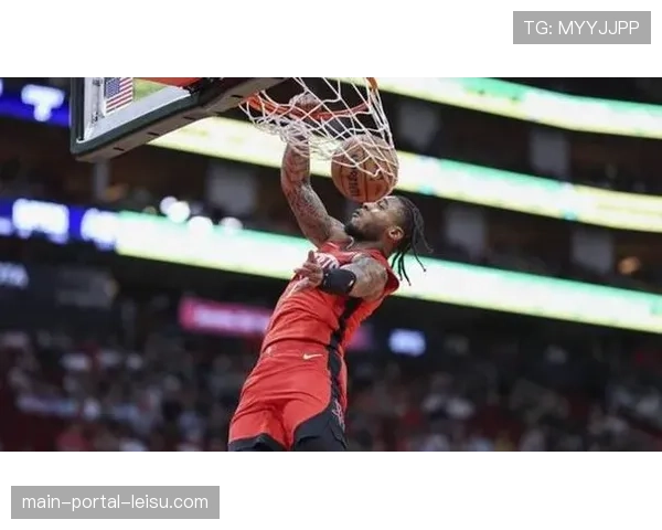 特写：阿门·汤普森连续三次抢断发动快攻，点燃丰田中心